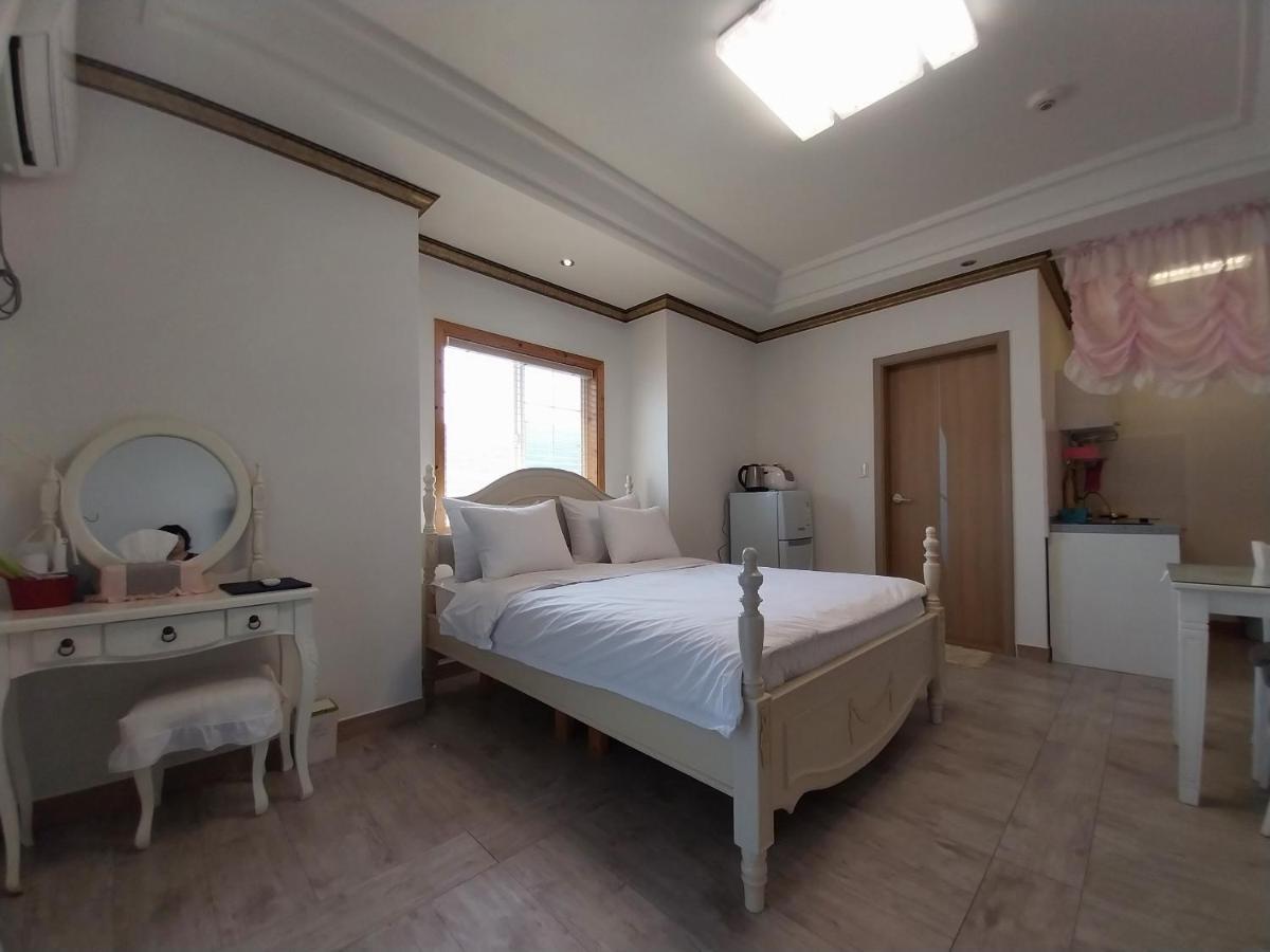 Another World Pension Gyeongju Exterior photo
